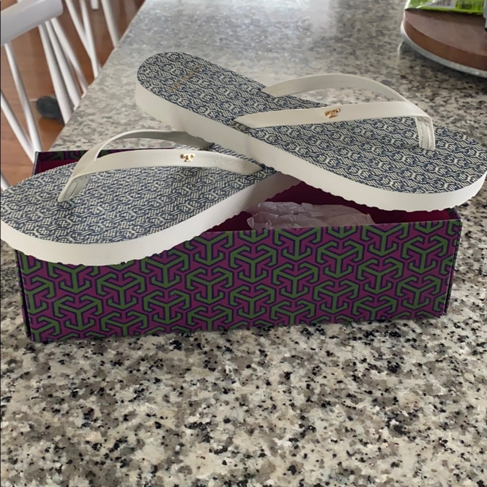 New Tory Burch ivory/navy Gemini flip flops